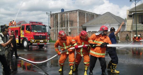Nilai Ketuhanan Apakah yang Diterapkan Petugas Pemadam Kebakaran? Ketahui Jawabannya Disini!