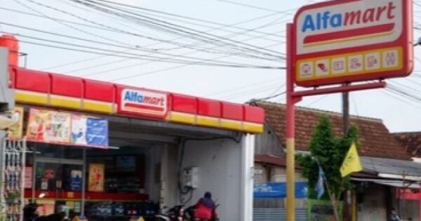 alfamart terdekat dalam radius 400 meter jantung denyut kehidupan modern dan penyelamat di ujung jalan