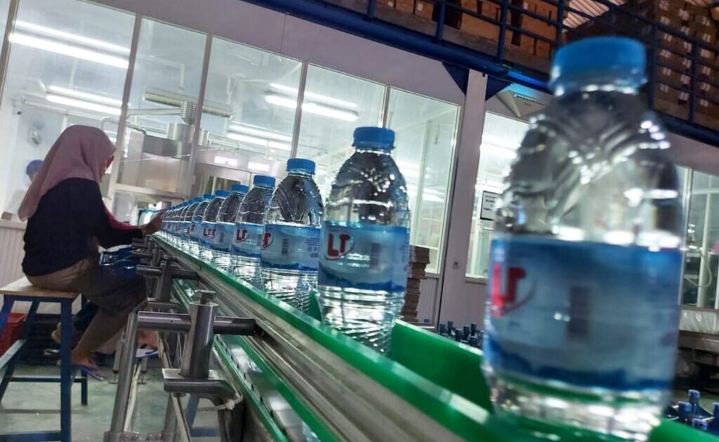 di balik kesegaran sebotol air menyelami jantung pabrik air mineral sui