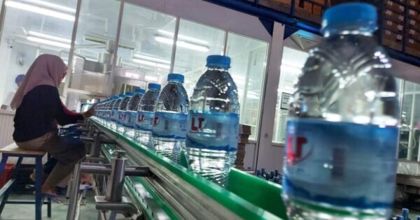 di balik kesegaran sebotol air menyelami jantung pabrik air mineral sui