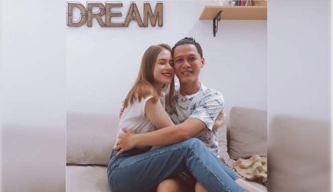 duniaku yang berbeda ketika cinta berbicara dalam dua bahasa